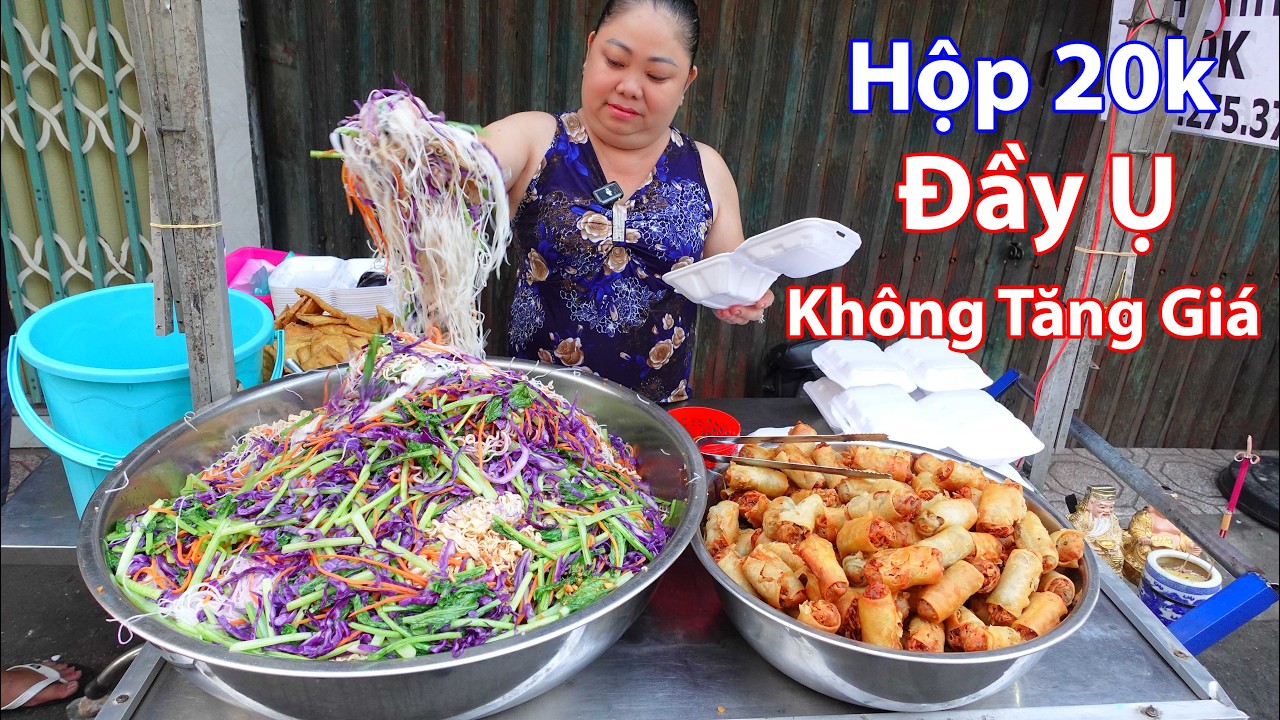 Mì gói xào bắp cải tím ăn với chả giò chiên giòn rụm ngon mê ly khách ghé nườm nượp