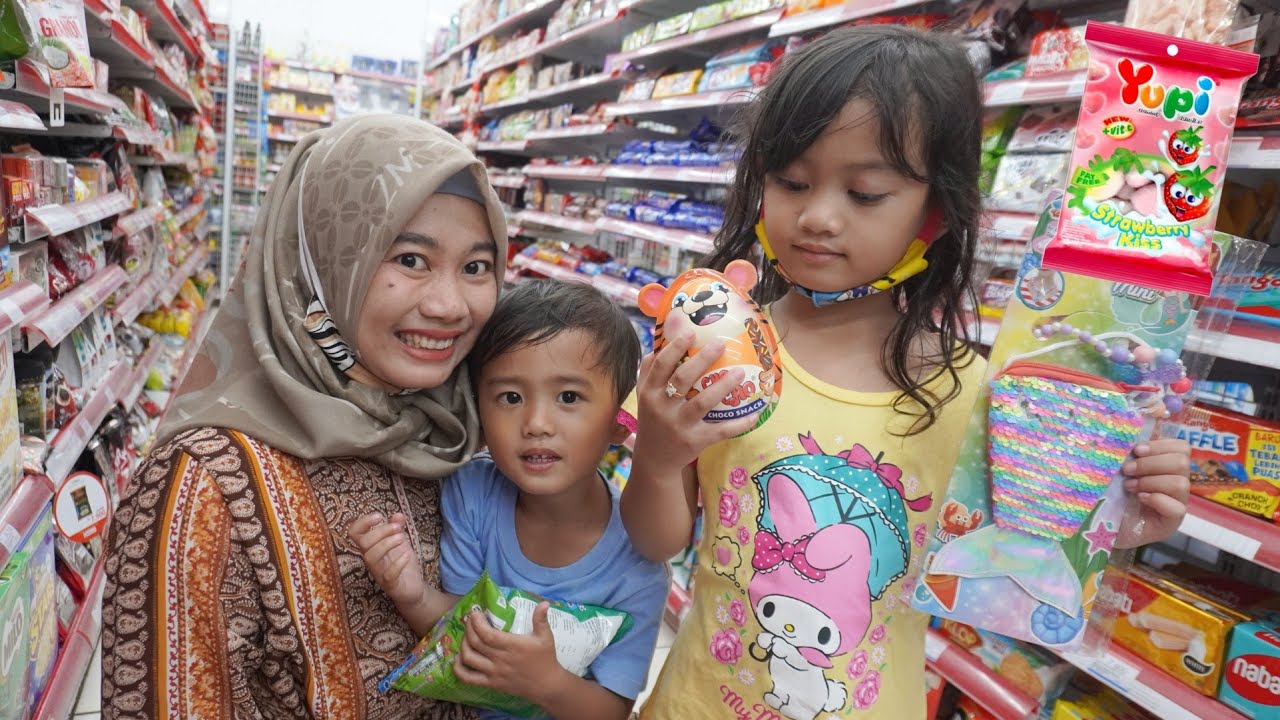 VLOG LUCU DUA BOCIL Jajan Coklat dan Permen 😂 | Ali vlog