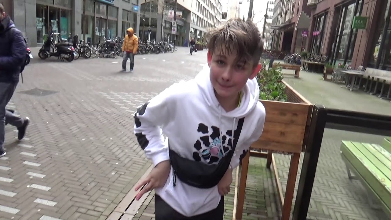 corona is in ons land en wij viben gewoon door