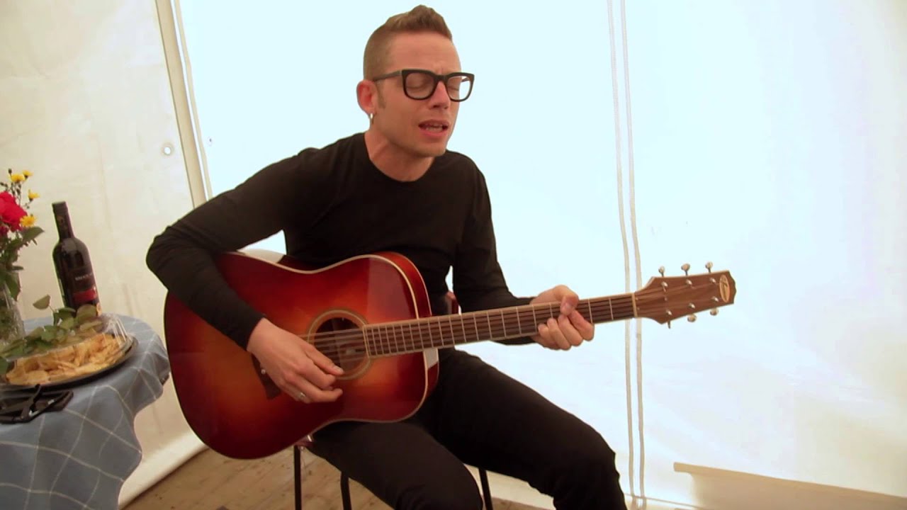 Jarle Bernhoft sings 