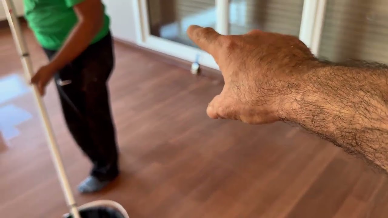 Doğal ahşap Lamine parke Sistre Süpürgelik ve cila işlemi. Solmuş yıpranmış Parkeler yeniden yeni