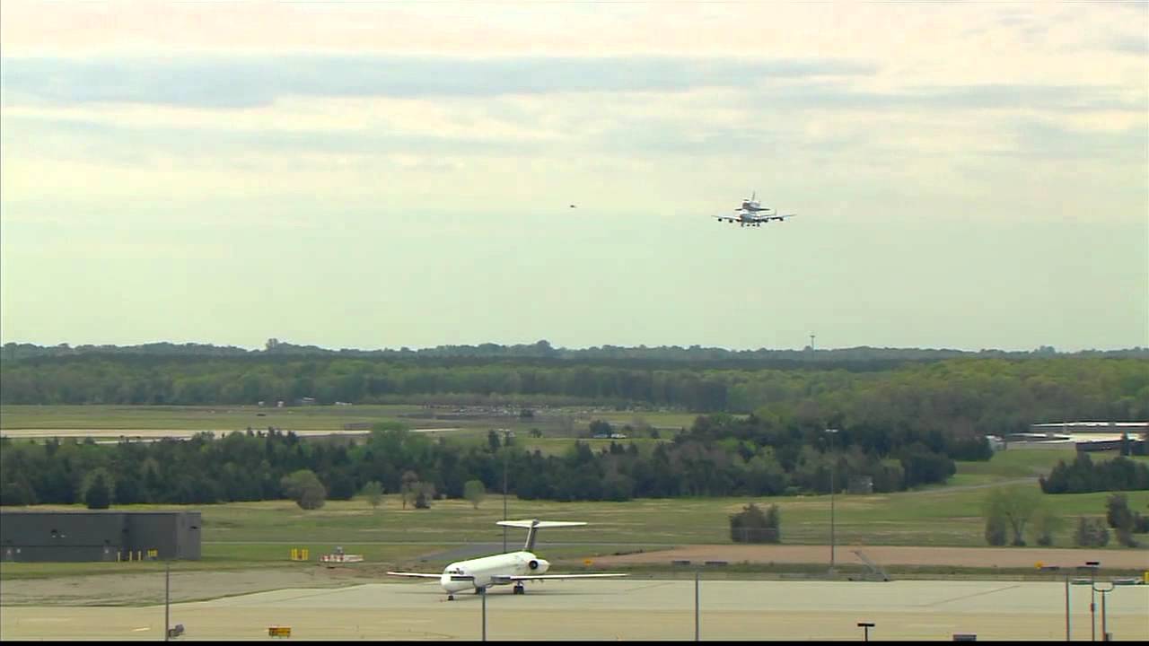 Shuttle Discovery Lands at Dulles