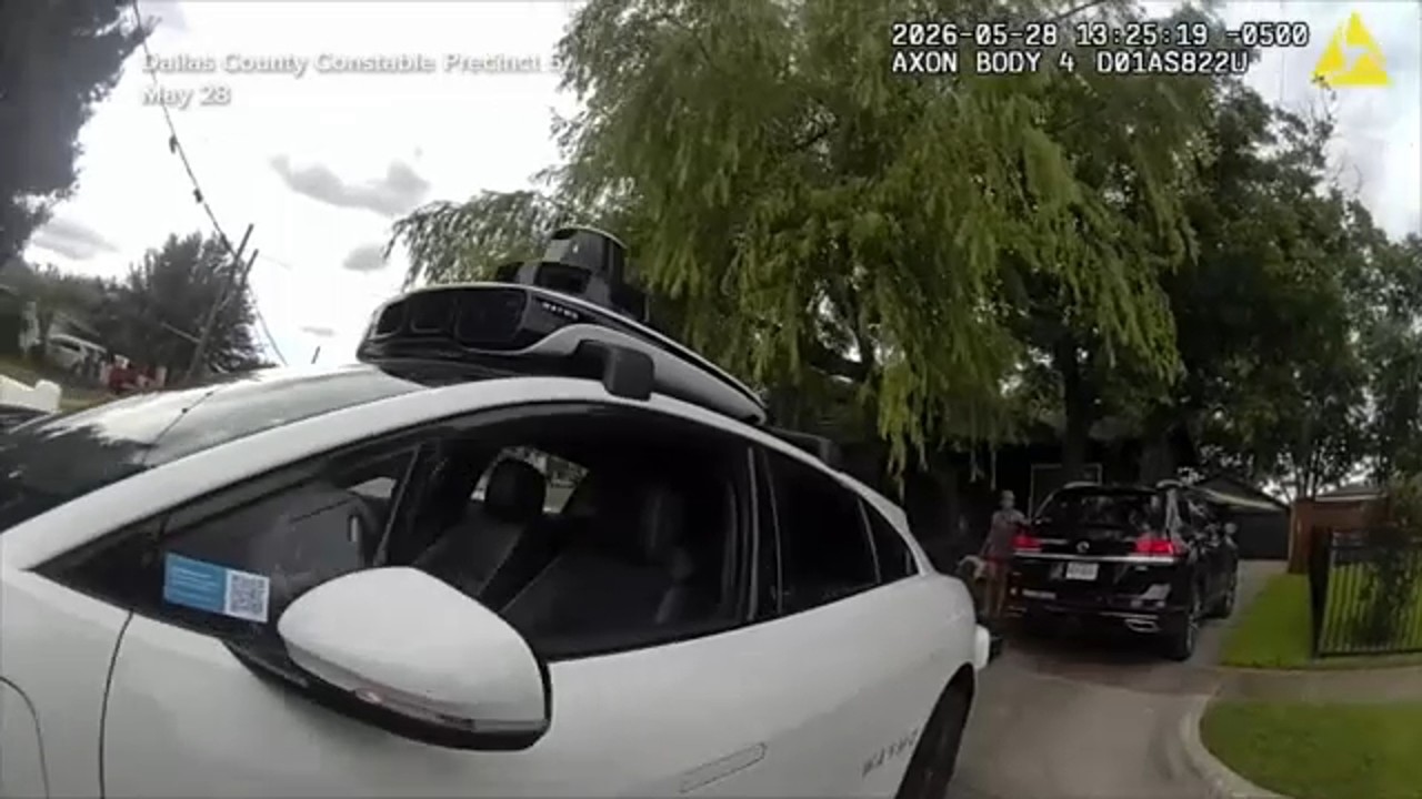 El v&iacute;deo parece mostrar a Waymo bloqueando la carretera tras la explosi&oacute;n.