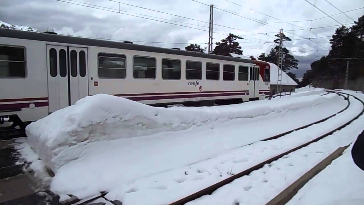 Renfe Cercanias UT442 saliendo de Puerto de Navacerrada