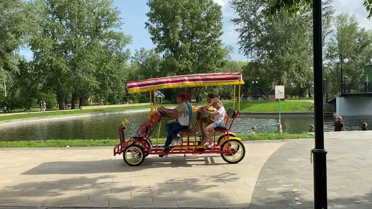 Парк Изумрудный в Барнауле. Белочка с сундучком.