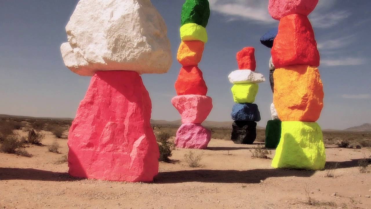 UGO RONDINONE : SEVEN MAGIC MOUNTAINS
