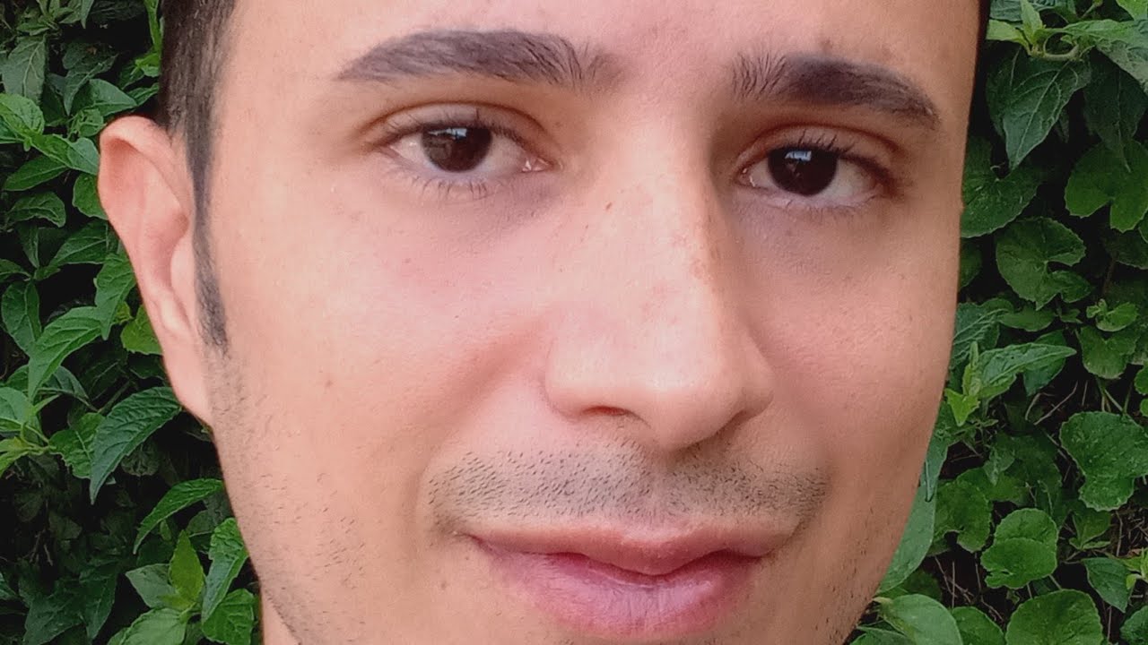 Alguém anda pensativo demais com teu nome na cabeça não aguenta mais ficar distante