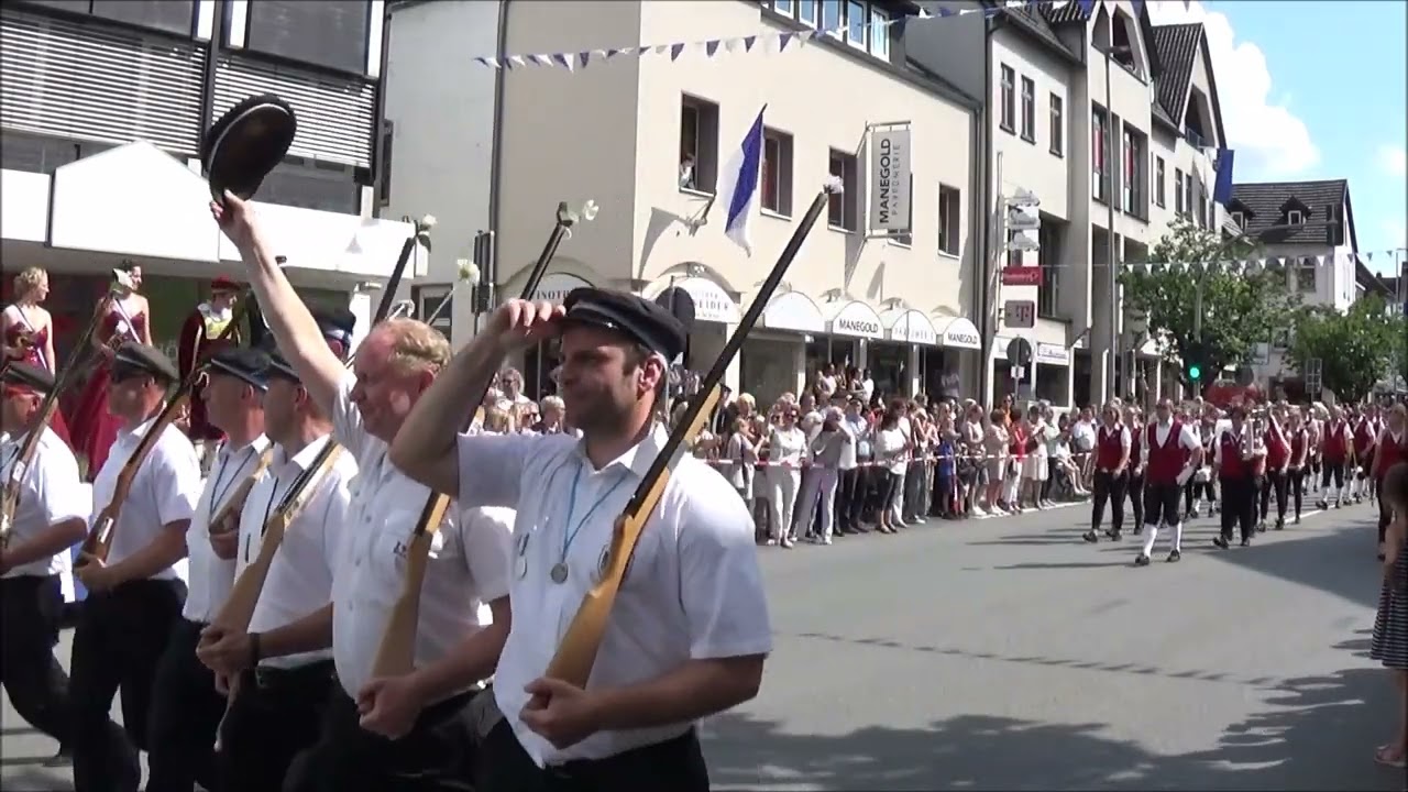 Der Vorbeimarsch an Majestäten Peter Riepe und Karin Latzel   Schützenfest Beverungen