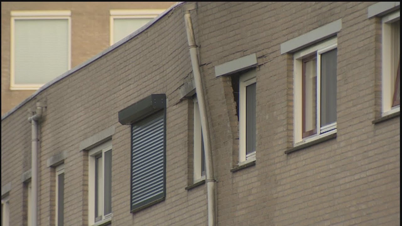 Gevel van huizenblok op instorten in Ridderkerk