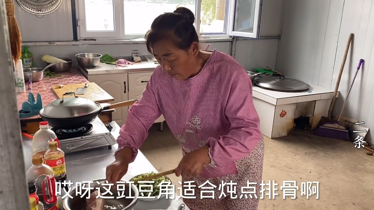东北老妈性格真好，午饭卧鸡蛋炸小鱼，吃完饭这是要干啥去？