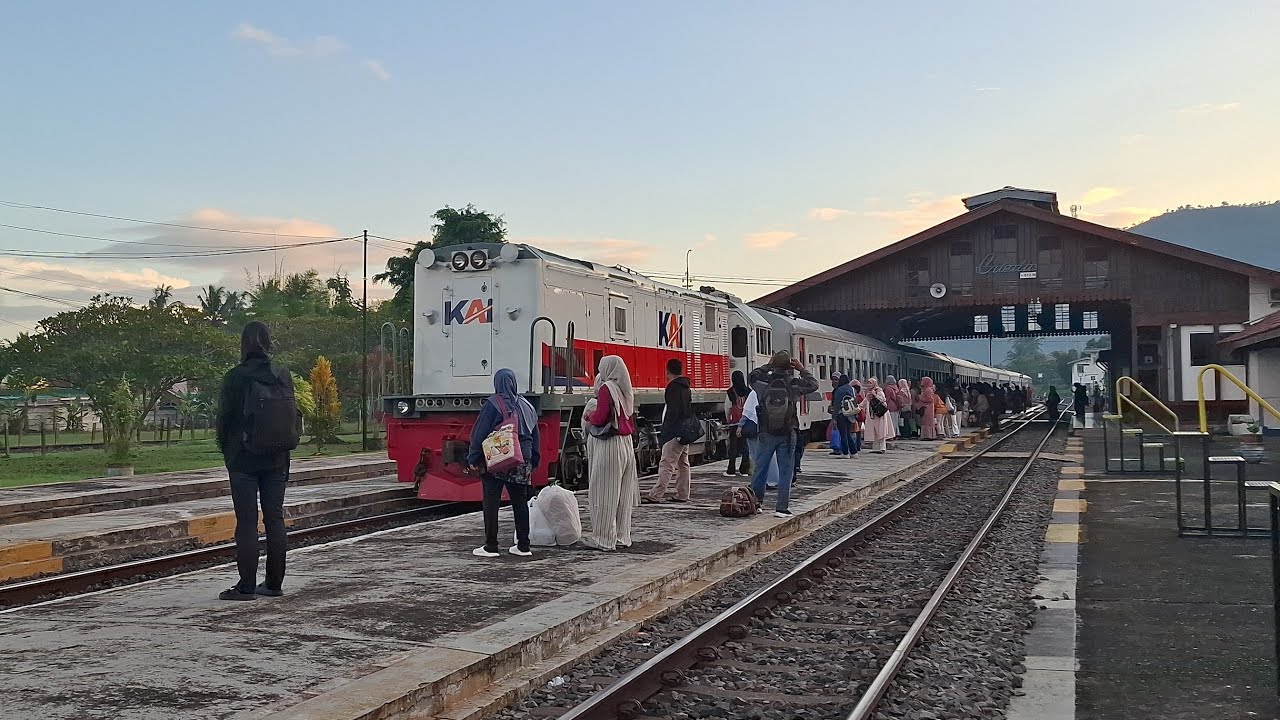 Video Kereta Indonesia Live Kereta Pangandaran dan Kereta Papandayan