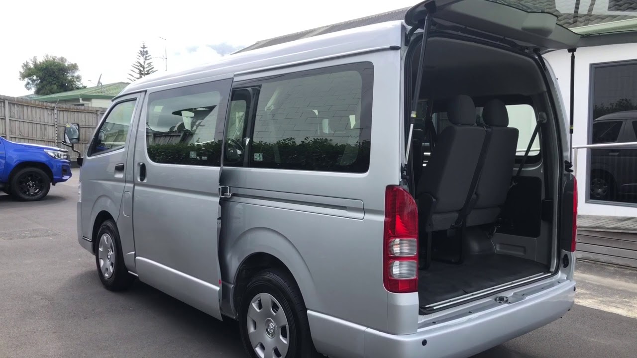 5923 2018 Toyota Hiace 10 Seater Minibus