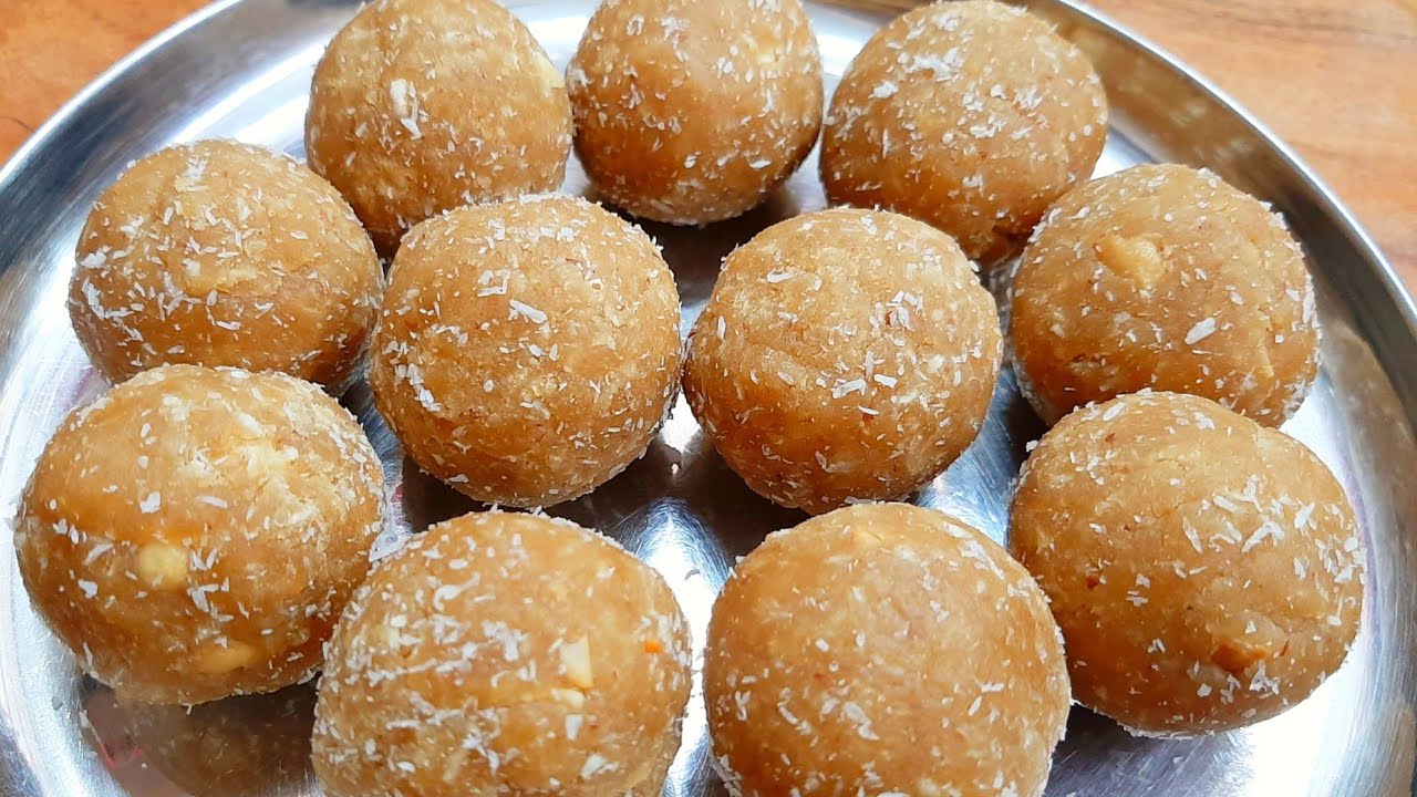 1கப் கோதுமை மாவும் 1/2முடி தேங்காய் சேர்த்து சுவையான சத்தான மாலை உணவு.