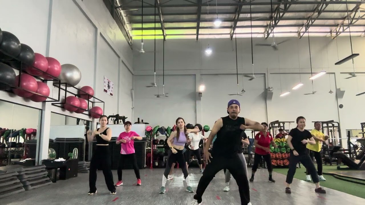 Rave de Favela Fit dance workout Cambodia 