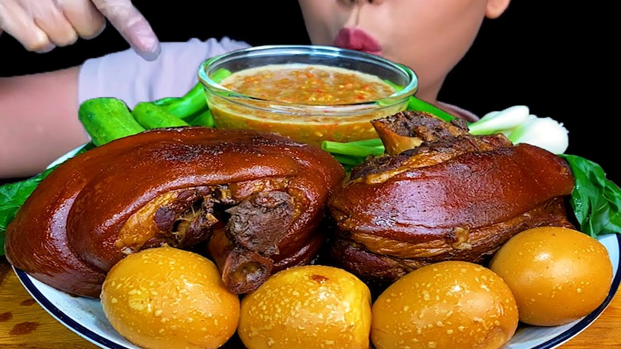 Chinese Braised Pork Trotter (Leg) Braised Eggs, Thai Seafood Sauce * MUKBANG SOUNDS *
