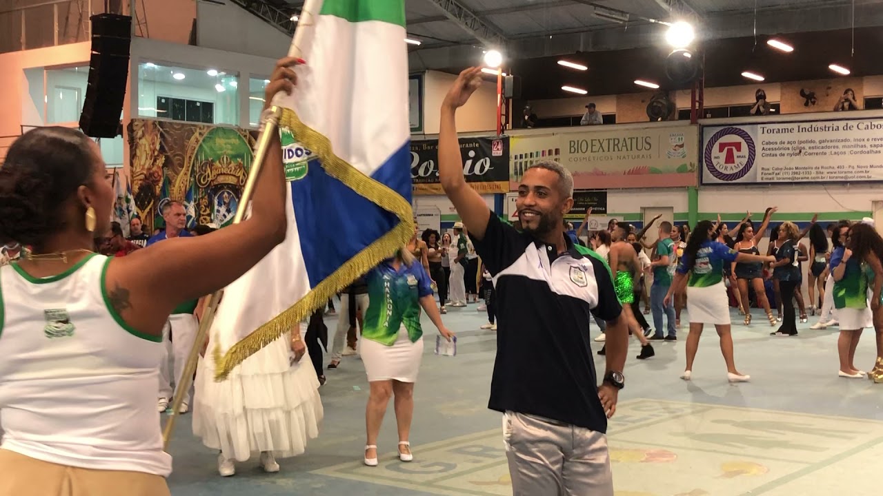 Vila Maria 2022: casal de mestre-sala e porta-bandeira no ensaio de quadra