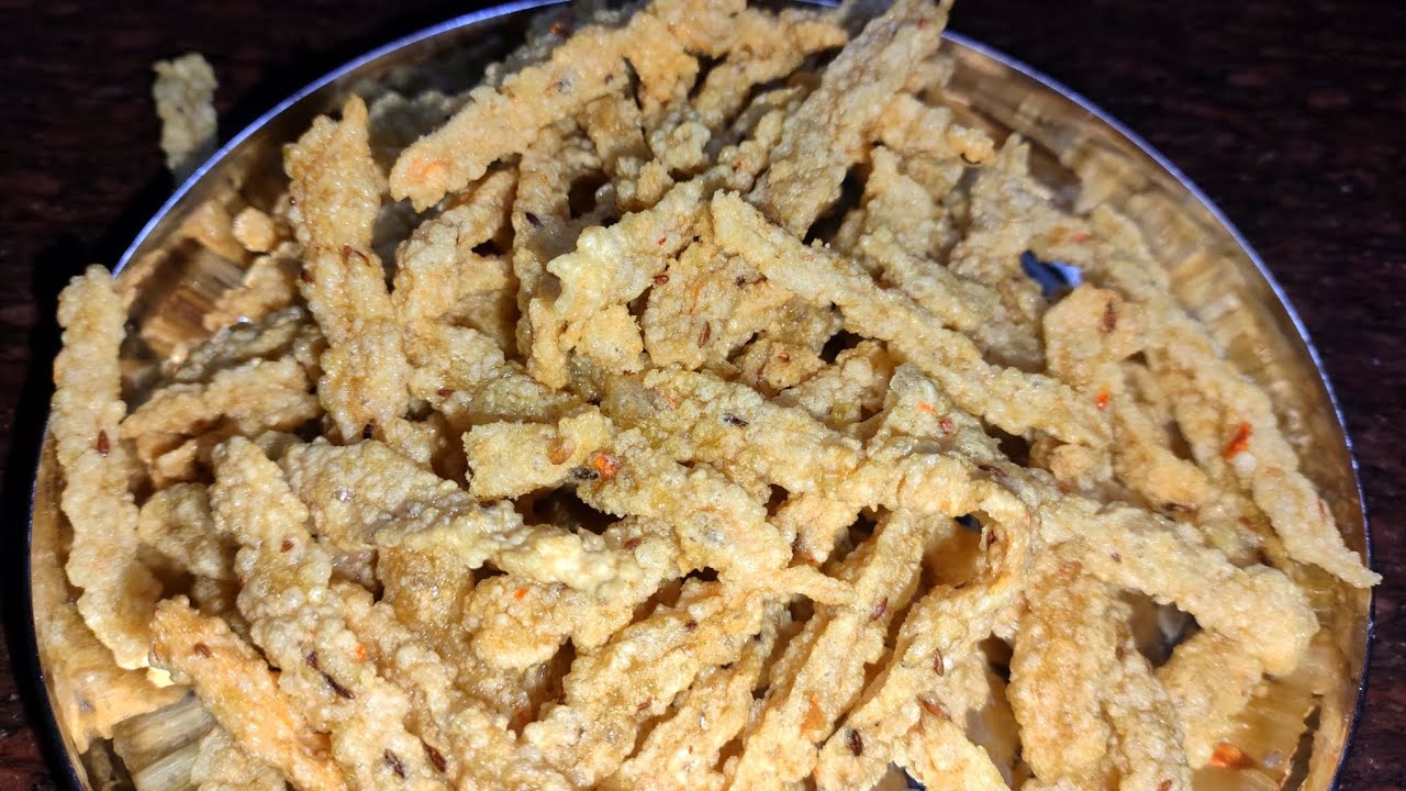 Ghar ki bani swaadisht chaaval ki kachri. Khane mai bohot swadisht Or kurkuri🤤 