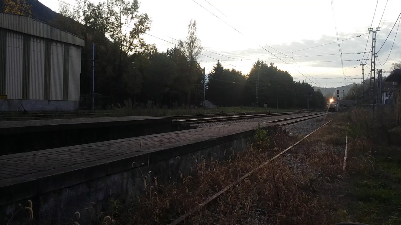 Renfe doble de 251 con vac&iacute;o de bobinas por tudela-veguin