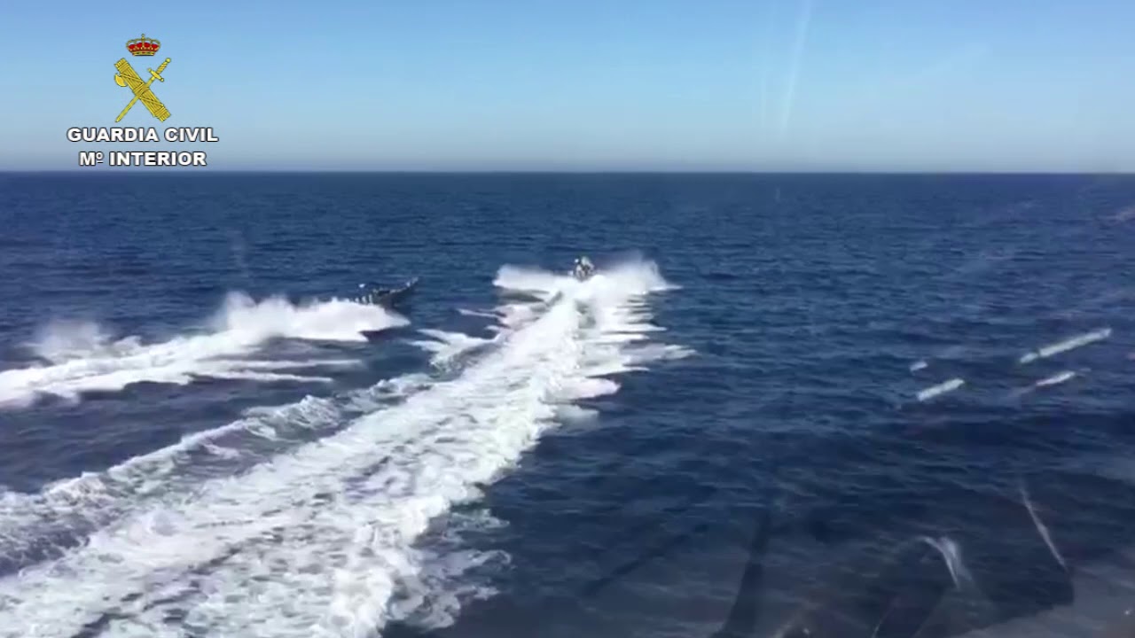 Una narcolancha rescata a tres guardias civiles de Ceuta caídos al mar tras una persecución