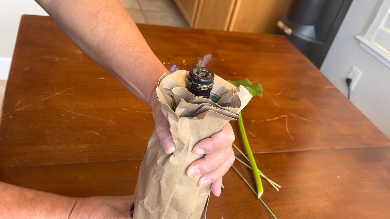 Cách gói một chai rượu làm qùa thật độc đáo