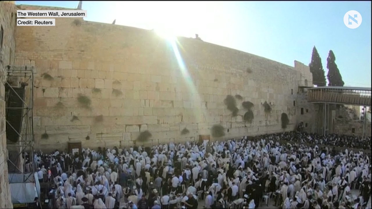 Thousands attend Jewish mass prayer at Jerusalem's Western Wall