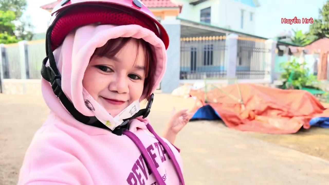 Huyền Hrê cùng mẹ đi mua hoa trang trí Tết bất gặp cô khán giả 
