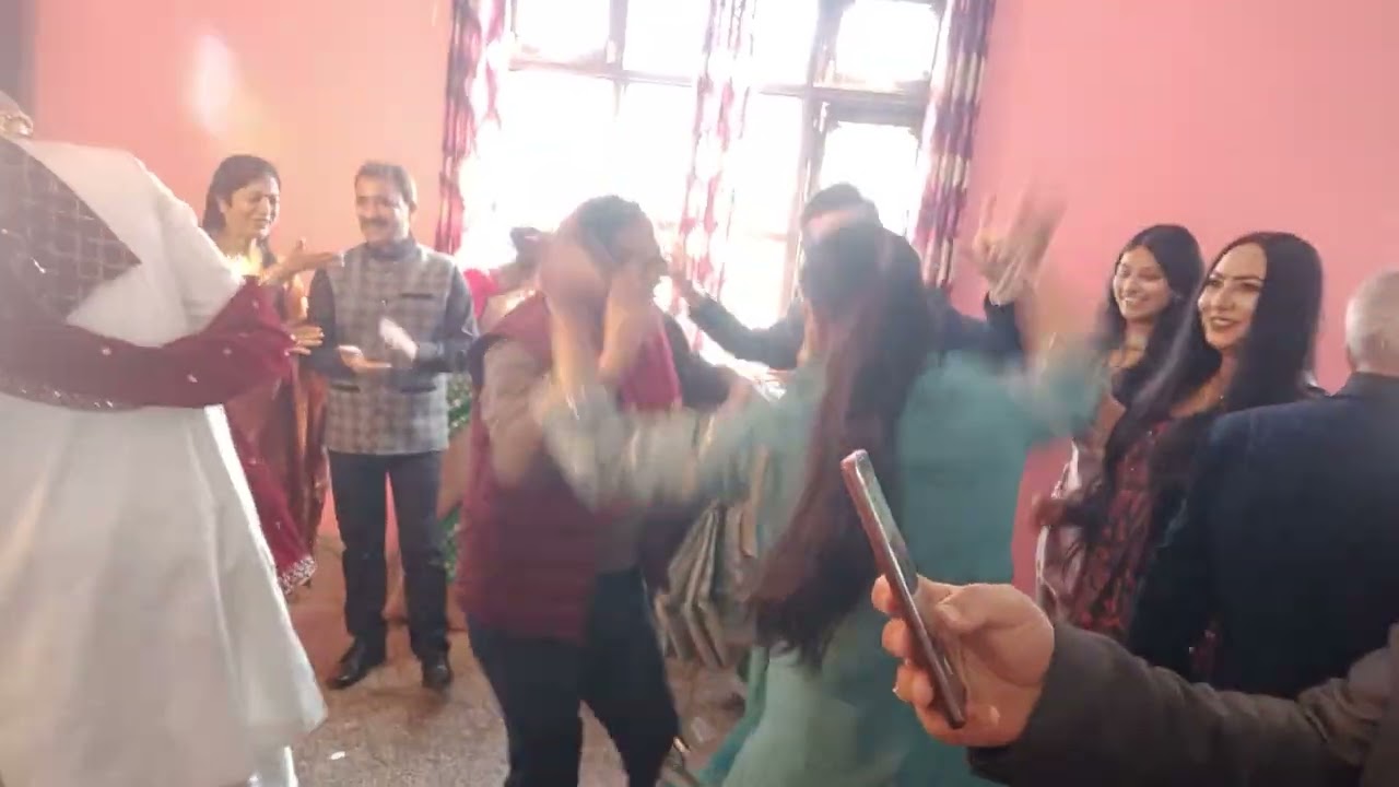 ENJOYING PARTY 
