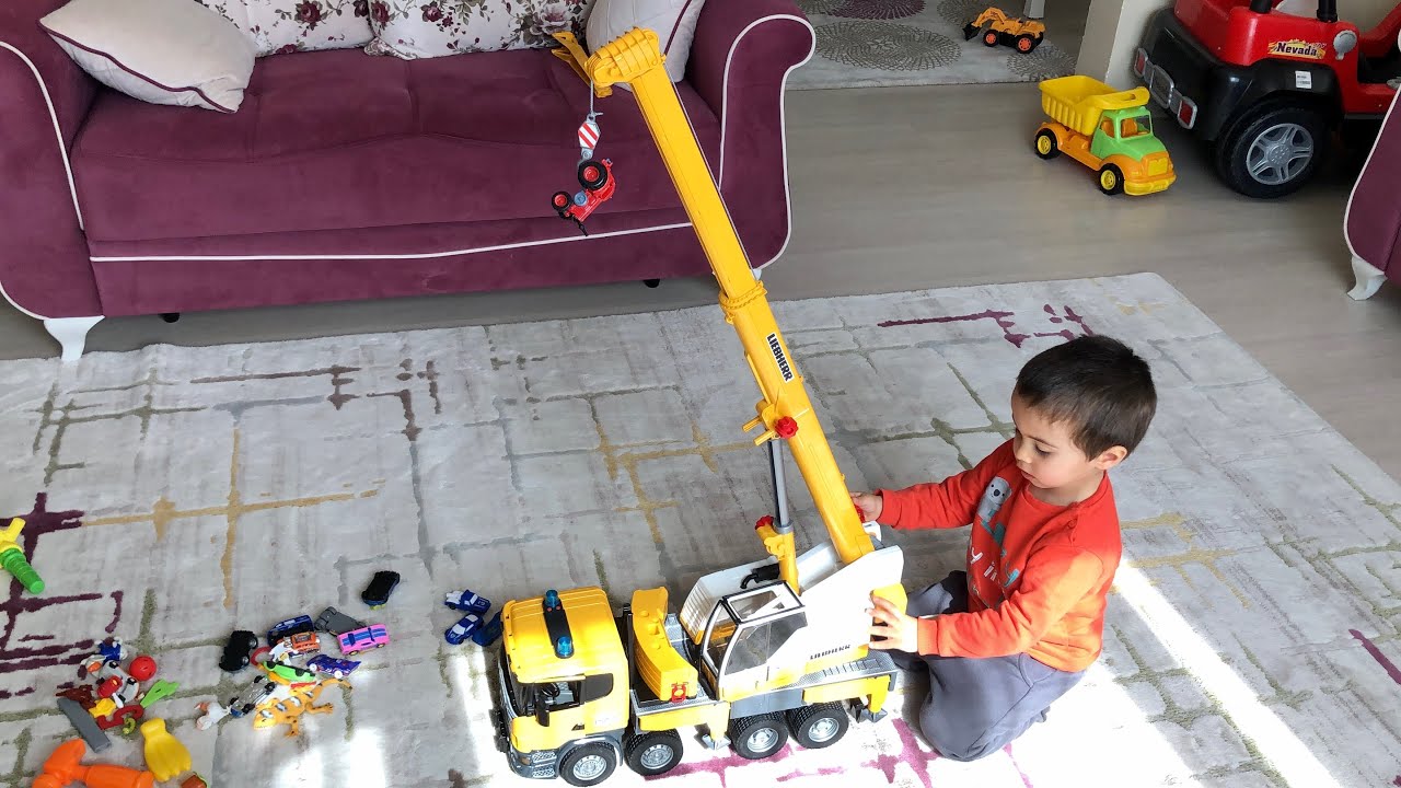 Bruder Scania R Serisi Liebherr Vinçli Kamyon kutu açılışı | Timur Bruder Oyuncak Vinç ile oynuyor |