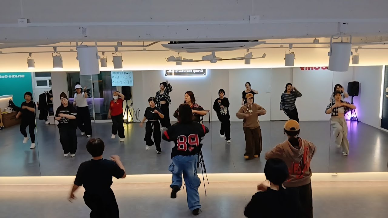 ⭐️수업영상⭐️#라비다로카  갑자기촬영 이게된다고?? 🫶금요일 뜻밖에 영상데이 너무 멋지고 사랑스러워요💕 요거또재밌네요 👏👏👏우리다같이 힐링타임🌸#다이어트댄스#부천댄스#원종동댄스