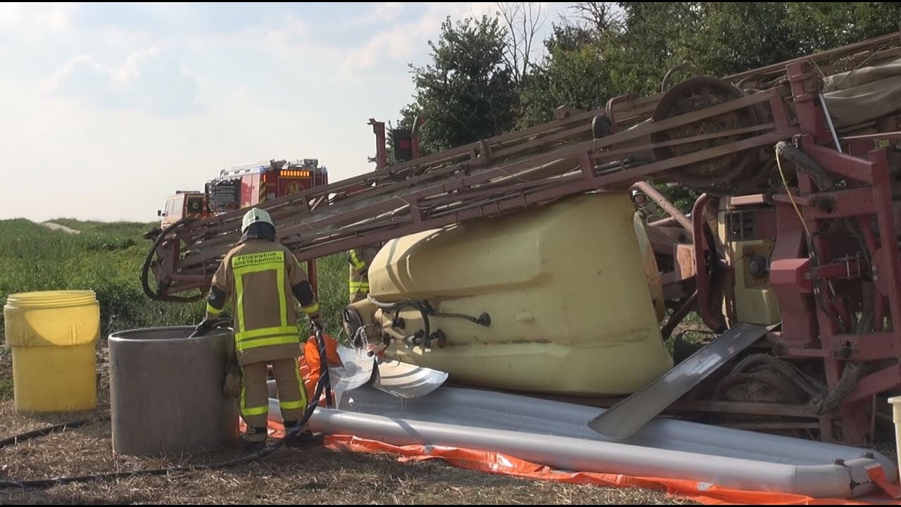 [GEFAHRGUTEINSATZ IN GREVENBROICH] - Anhänger umgestürzt ~ Flüssigkeit lief aus 7000 Liter Tank aus