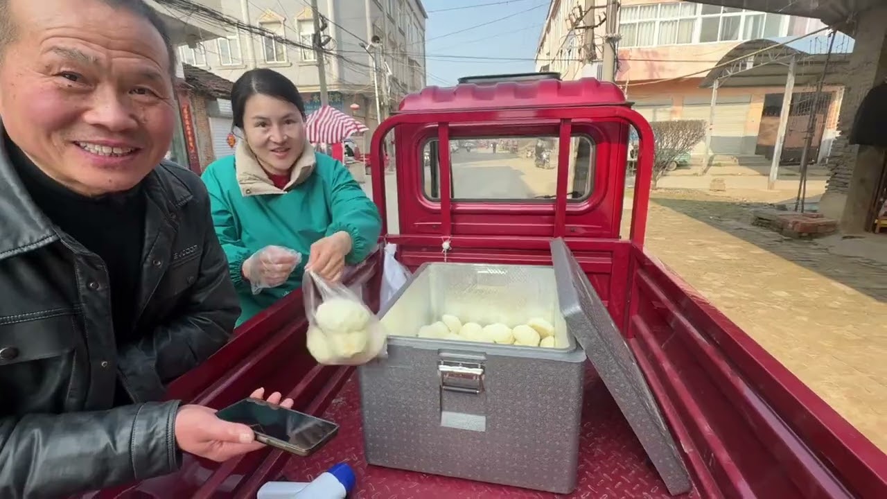 今天和弟弟@河南单身小伙 挑战卖100个包子，早上8 00多出的门，今天卖得快，#河南姑娘在内蒙   抖音