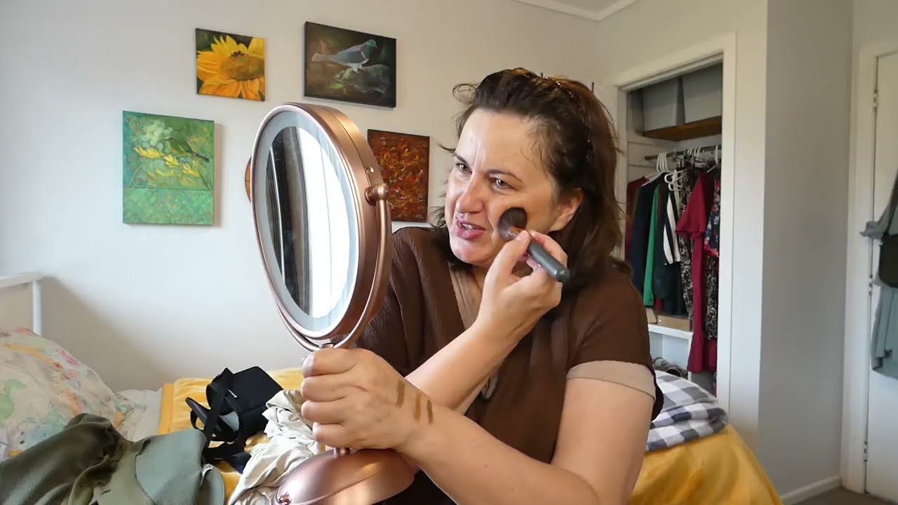 Subtle makeup with beige. Improving on a less flattering colour.