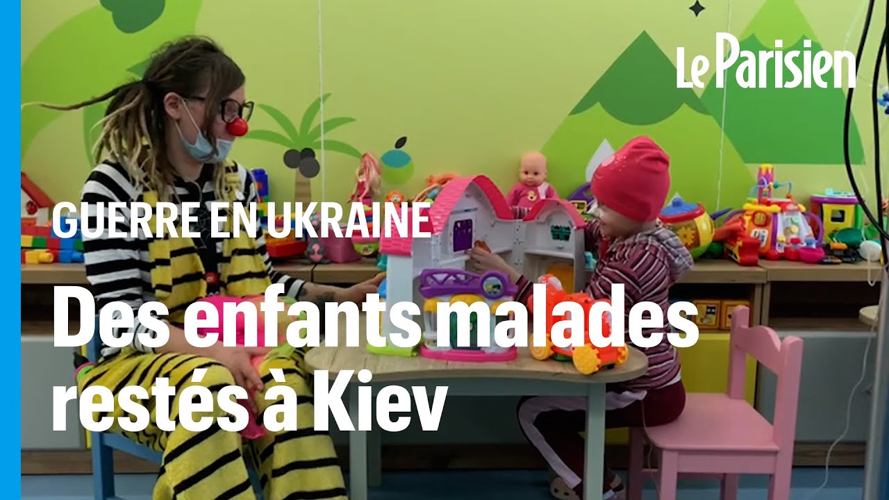 Des clowns pour faire sourire les enfants malades qui doivent être soignés à Kiev