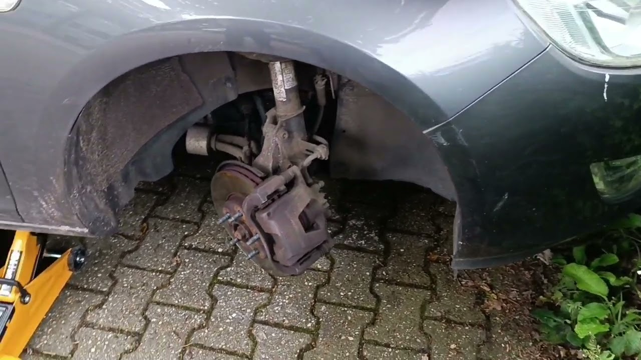 Замена передних колодок Opel Astra J. Ремонт авто самостоятельно в Германии.