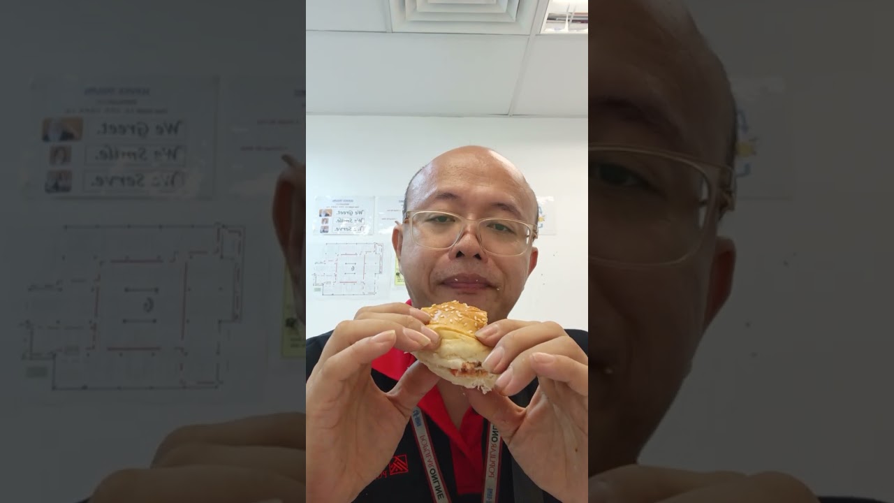中年男人吃汉堡