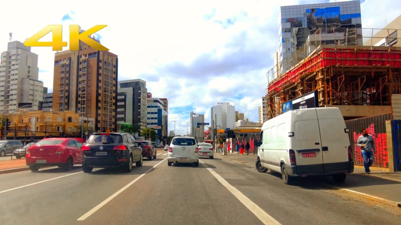 Dirigindo pela Vila Mariana em São Paulo