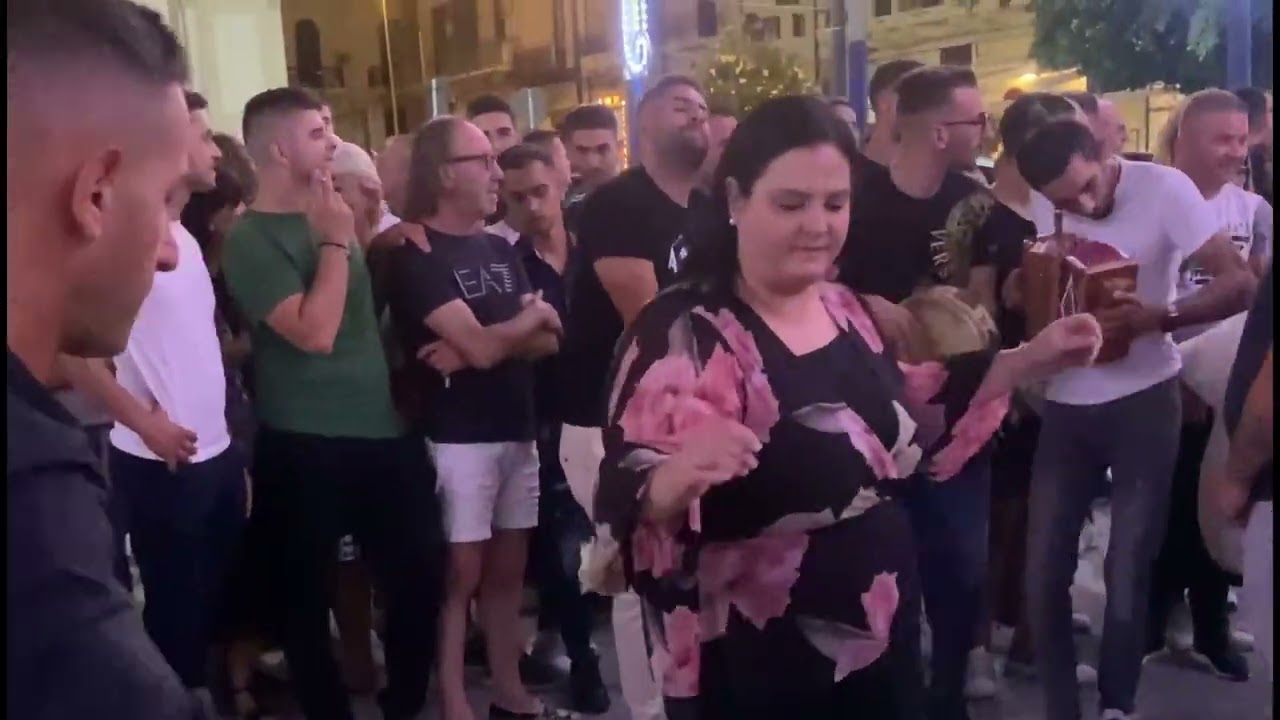Tarantella a piazza duomo Reggio Calabria