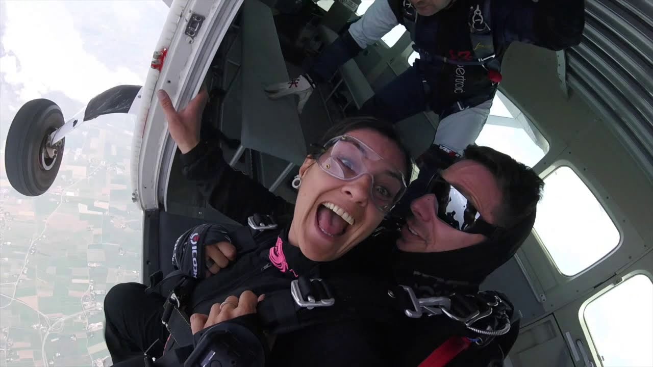 Lancio con paracadute. Tandem Skydive. Come and fly with us!!