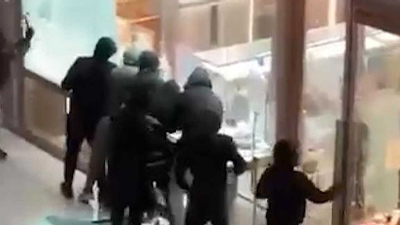 Suspects armed with hammers smash  jewelry store in Markham, Ontario