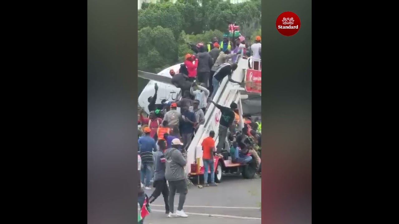 Mourners breach security protocol and access the  plane carrying Raila Odinga&rsquo;s body at JKIA