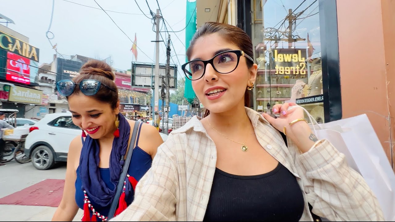 Mai, mumma aur Rajouri Market 🤪🤍 | Ashi Khanna