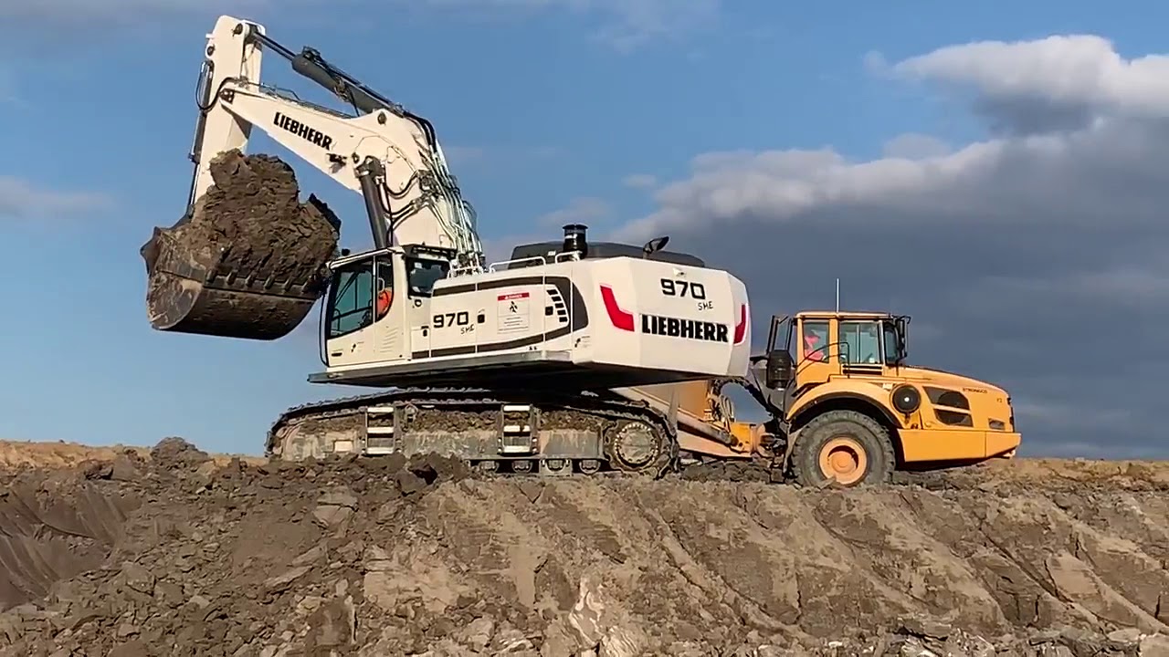 Liebherr 970 Volvo Kamyonu Y&uuml;kleme // New Liebherr R970 Sme Excavator Loading Volvo A40 Dumptrucks