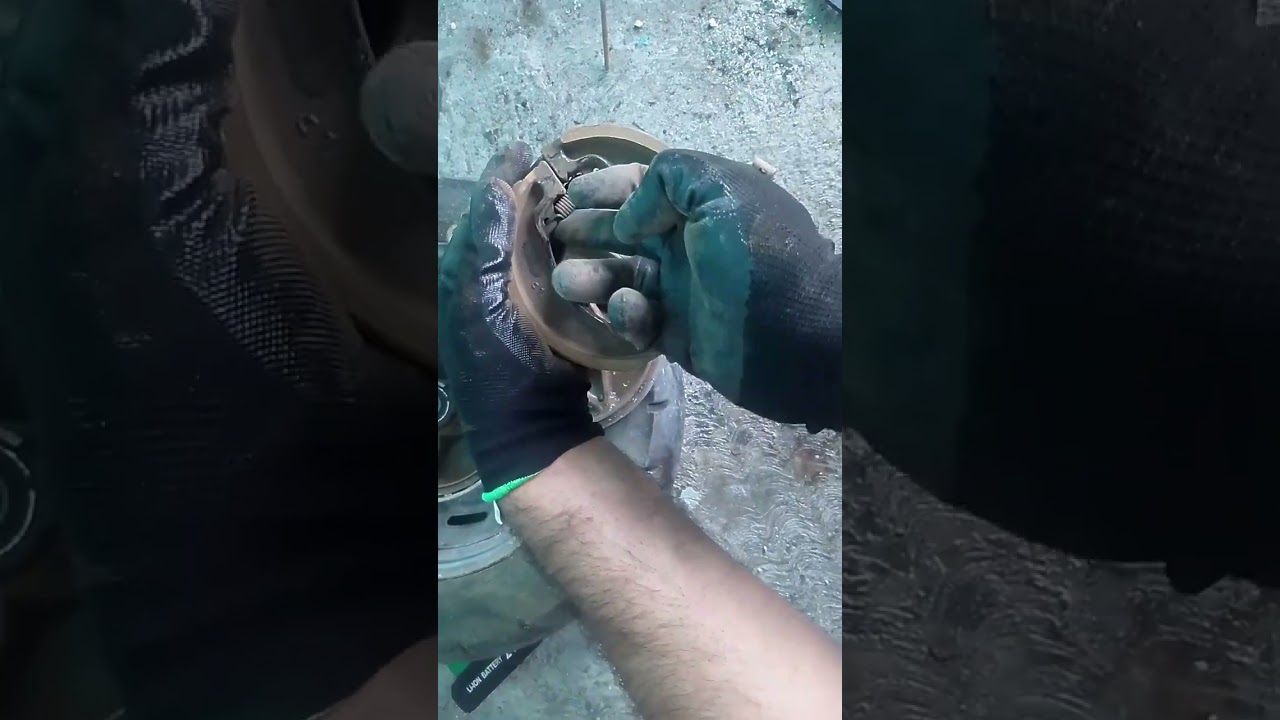 15* Cómo cambiar las balatas delanteras de una moto Honda beat