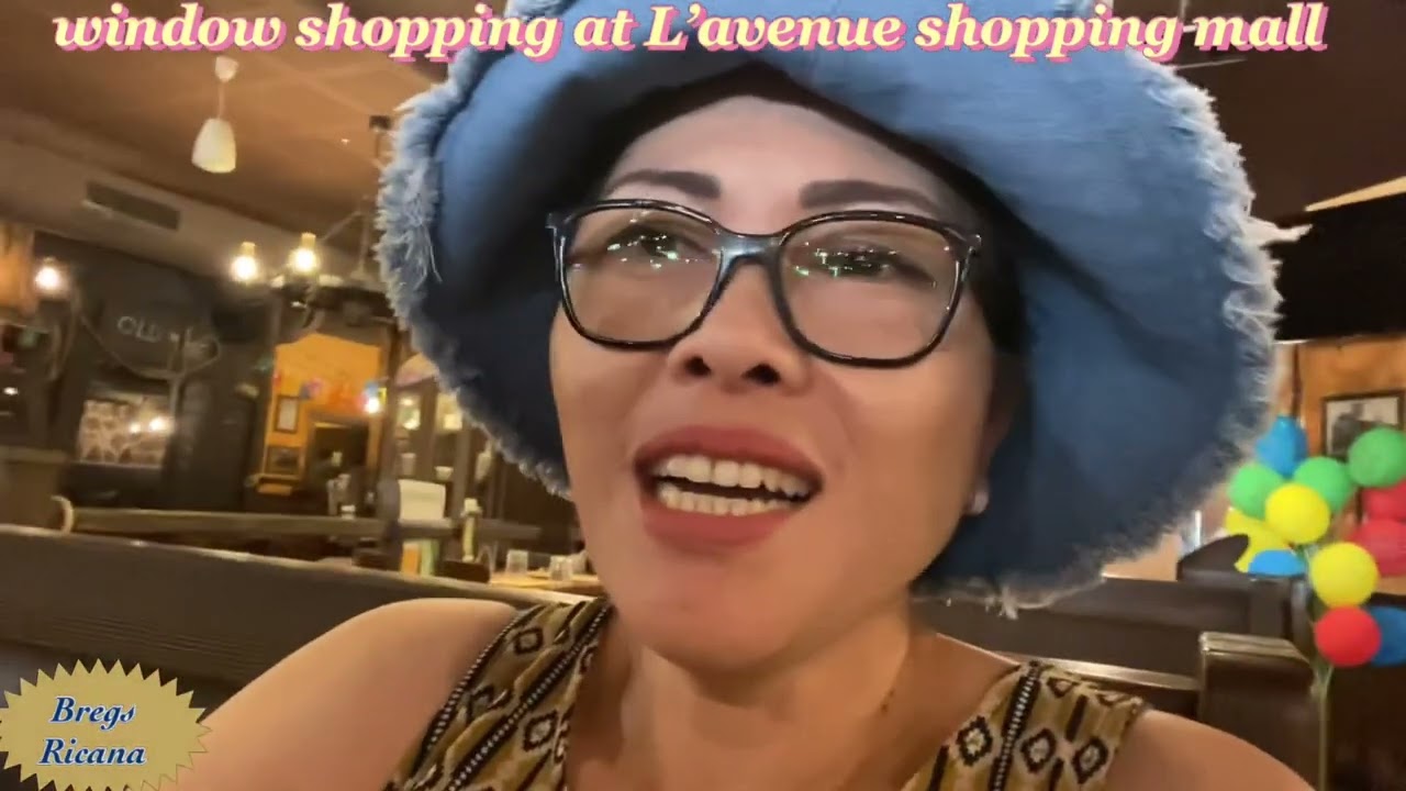 Window shopping at L’avenue shopping mall Toulon France 2