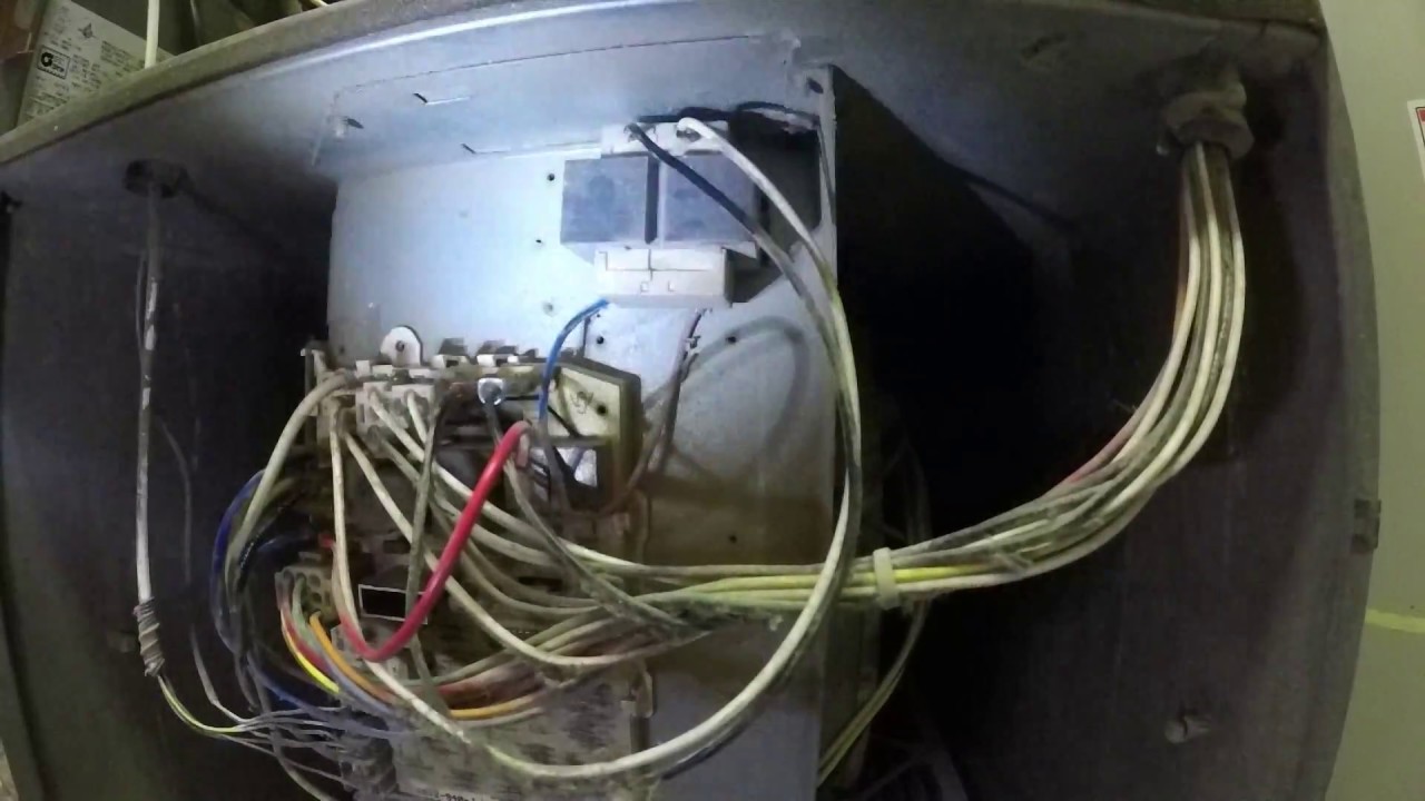 В плате управления печи отсутствует силовой трансформатор, который вышел из строя из-за скачка на...
