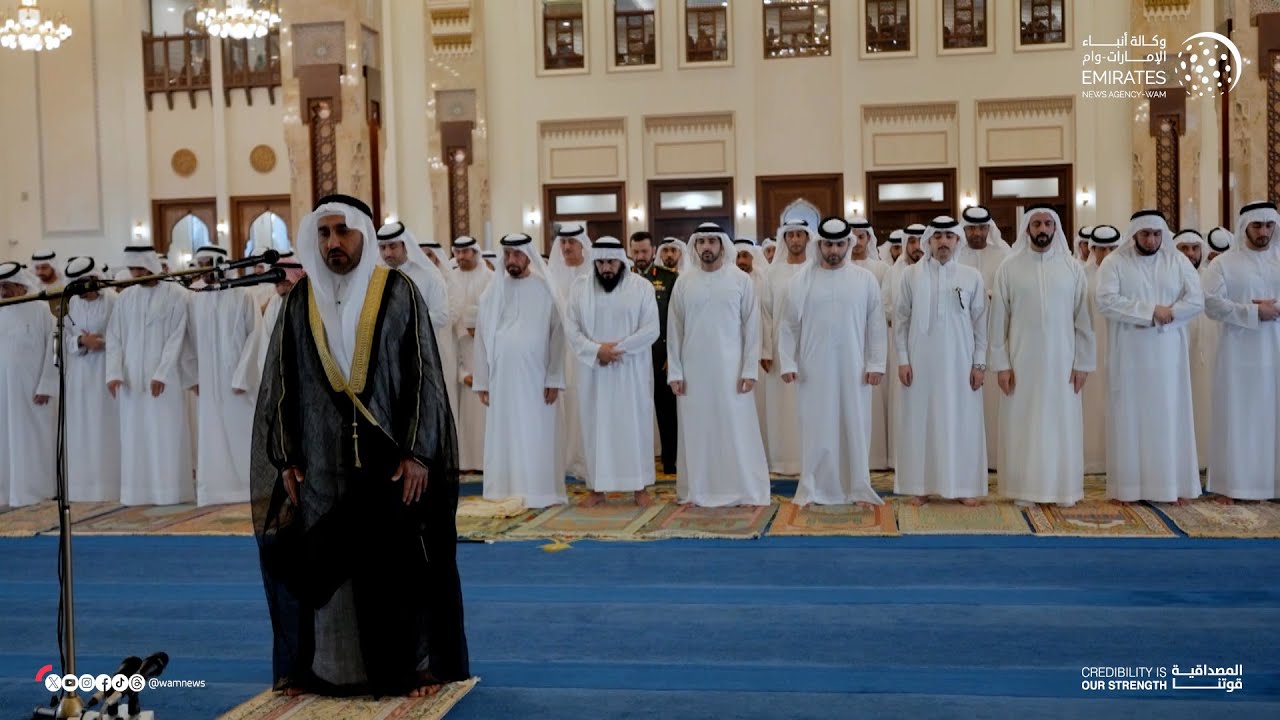 حمدان بن محمد يؤدي صلاة عيد الأضحى في مسجد زعبيل في دبي
