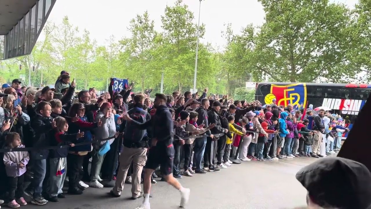 FC Basel arriving for match vs Servette #oldskoolgunner #swisssuperleague #fcbasel1893
