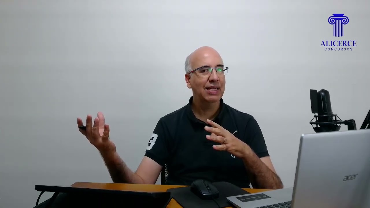 Aula gratuita:  Escola e democracia - Demerval Saviani com o Professor F&aacute;bio In&aacute;cio
