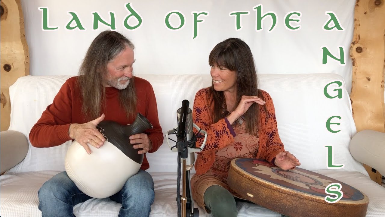Outi & Lee &rdquo;Land of the Angels&rdquo; (Sofa Song Sessions)