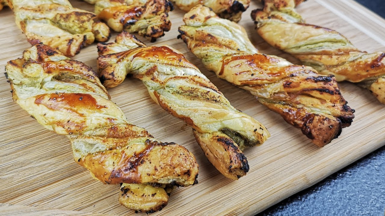 Приготовьте хрустящие палочки сами 🥨 Палочки из слоеного теста с песто — идеальная закуска для
